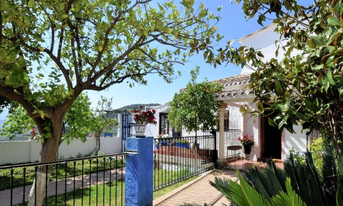 Zagrilla House | Holiday Home in Zagrilla Alta with Pool