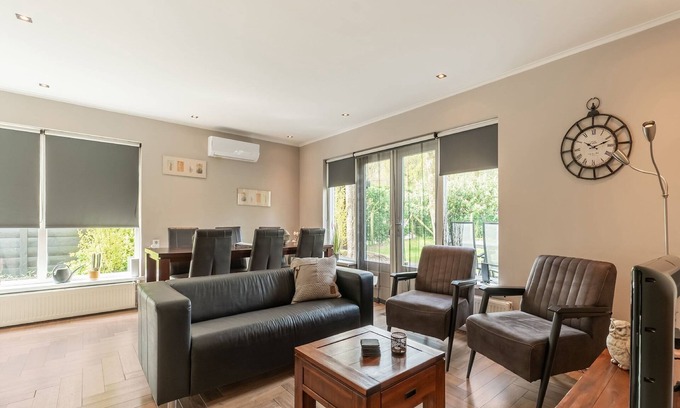 Garderen House | Holiday Home in Garderen with Garden