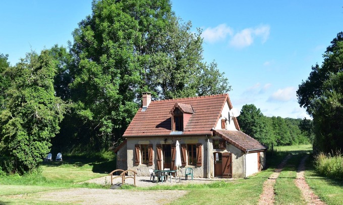 Isenay House | Holiday Home in Isenay near Lake and Forest