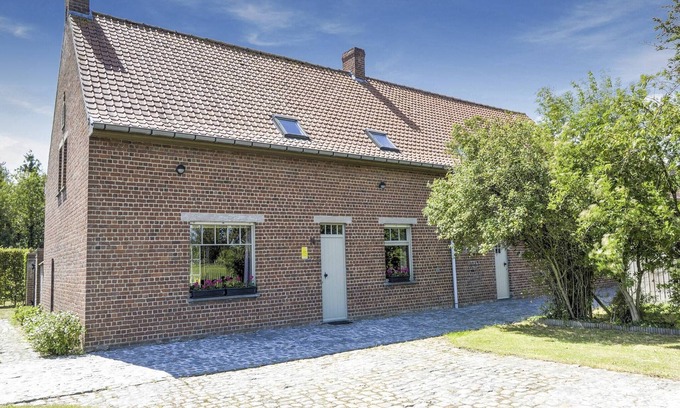 Vleteren House | Holiday Home in Oostvleteren with Garden
