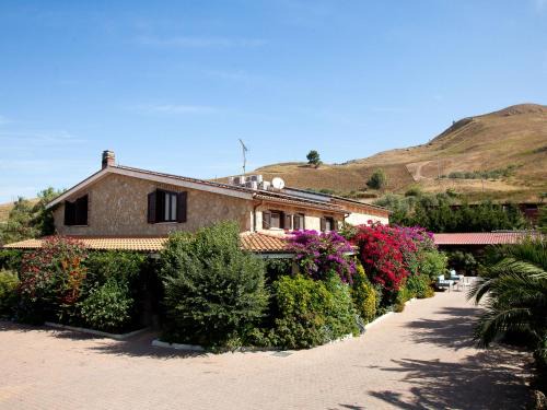 Alia House | Holiday Home in Sicily with Pool & Hills