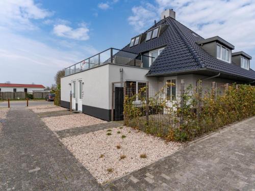 Offingawier House | Holiday Home in Sneek with Waterfront Jetty
