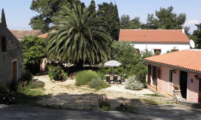 Veli Losinj House | Holiday Home in Veli Lošinj with Terrace, Air condition, WIFI, Washing machine (63-1)
