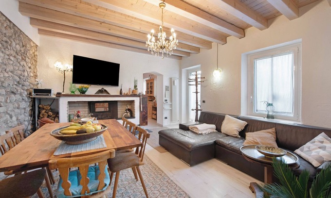 Vaccarolo House | Holiday Home 'Haus Siloah Grole Di Desenzano' with Private Garden and Wi-Fi