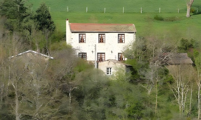 Beauzac House | Holiday Home 'La Grange De L'effraie' with Mountain View, Private Terrace and Private Garden