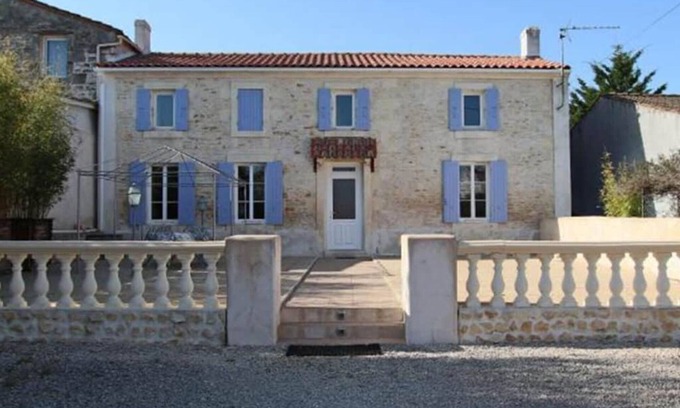 Romegoux House | Holiday Home 'Le Domaine Des 3 Îles' with Private Terrace, Private Garden and Wi-Fi