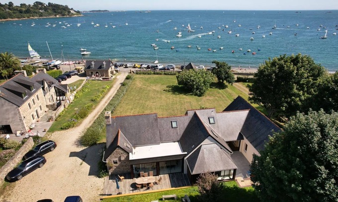 Ploubazlanec House | Holiday Home 'Maison Chevoir Pieds Dans L'eau' with Sea View, Private Terrace and Wi-Fi