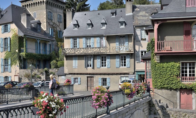Arreau House | Holiday Home 'Maison De Caractère Vue Sur Neste' with Mountain View and Balcony
