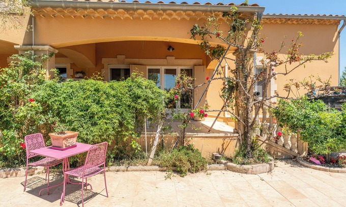 Tarascon House | Holiday Home 'Maison De Vacances Provence' with Private Terrace, Private Garden and Wi-Fi