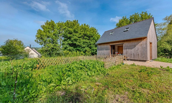 Saint-Rivoal House | Holiday Home 'Mini-maison Bois' with Private Terrace and Private Garden