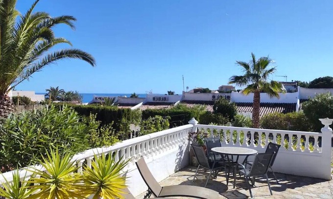Coveta Fuma House | Holiday Home 'Monte Lanuza 1' with Sea View, Shared Pool and Wi-Fi