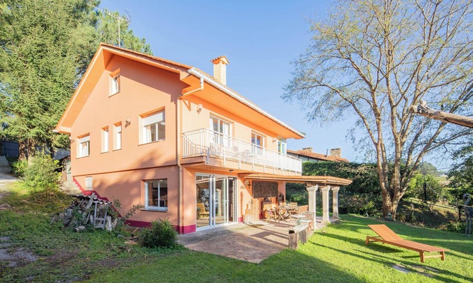 Callobre House | Holiday Home 'O Axouxere' with Mountain View, Private Terrace and Wi-Fi