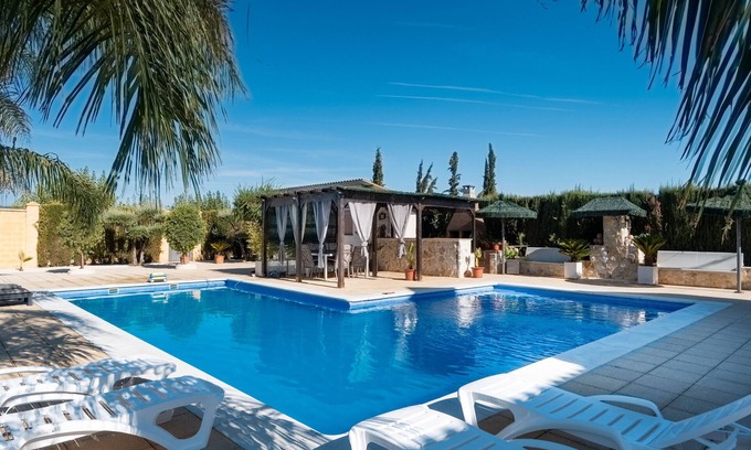 Lora Del Rio House | Holiday Home 'Oasis' with Private Pool, Wi-Fi and Air Conditioning