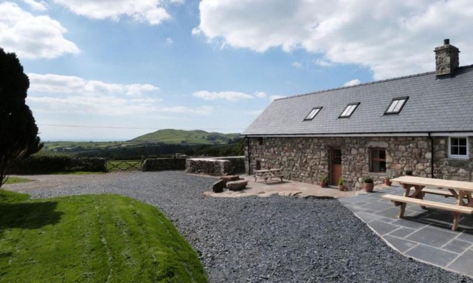 Tywyn House | Holiday Home Opgewonder by Interhome