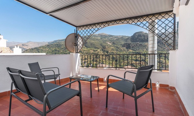 Guejar Sierra House | Holiday Home 'Ramirez' with Mountain View, Private Terrace and Air Conditioning