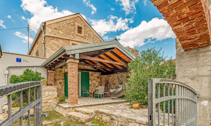 Slivnica House | Holiday Home Stone Wall - Villa with Jacuzzi, 5 pax