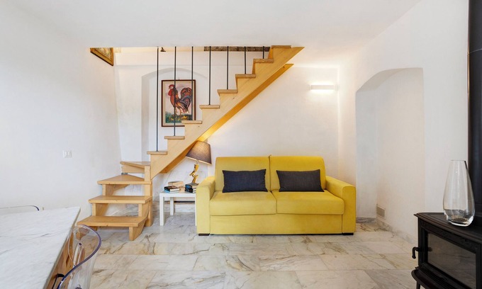 Luni House | Holiday Home 'Villino Marco' with Private Terrace, Wi-Fi and Air Conditioning