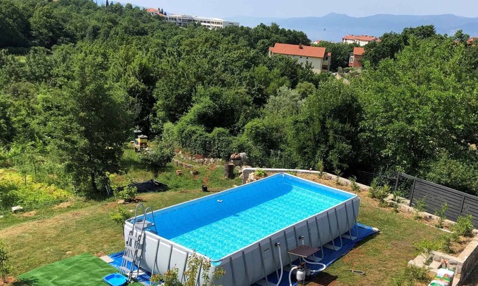 Sarsoni House | Holiday home with air conditioning, outdoor pool and private covered terrace
