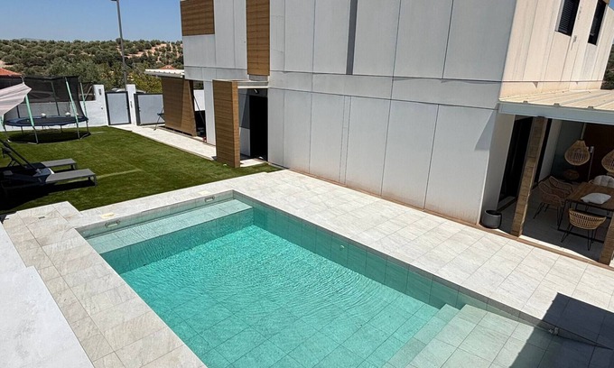 Albolote House | Holiday Home 'Your Private Paradise with Pool' with Mountain View, Wi-Fi and Air Conditioning