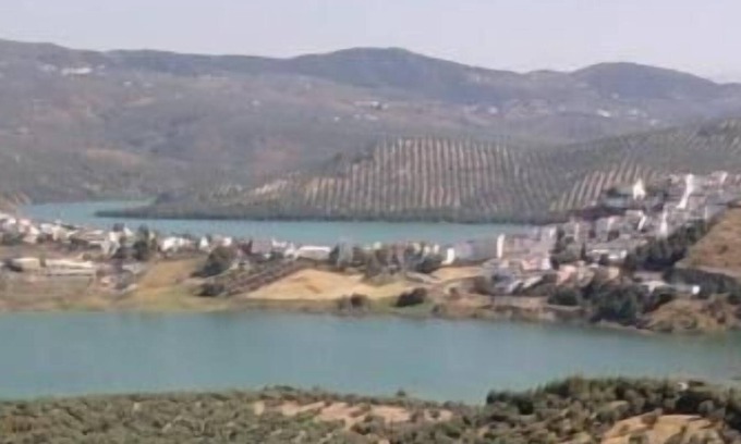 Iznajar House | Holiday house Iznajar for 2 - 8 persons with 4 bedrooms - Row house