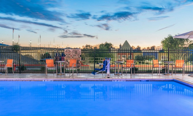 Lake Havasu City Hotel | Holiday Inn Express & Suites Lake Havasu - London Bridge by IHG