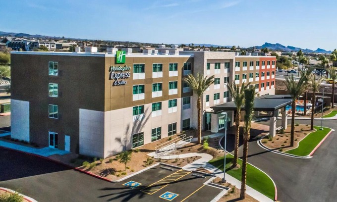 Lake Havasu City Hotel | Holiday Inn Express & Suites Lake Havasu - London Bridge by IHG