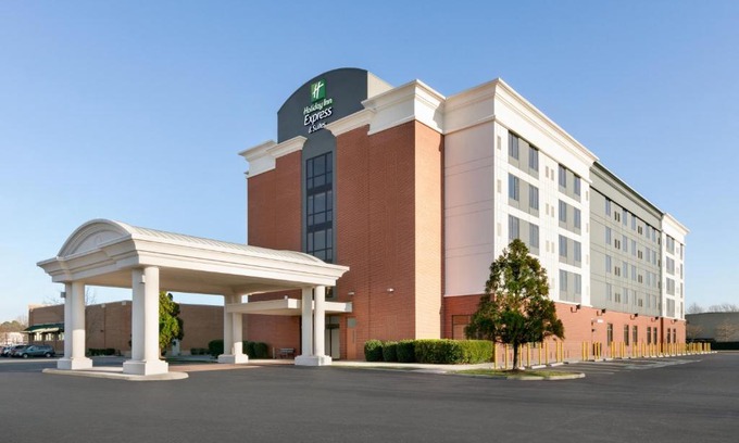 Norfolk - Virginia Beach Hotel | Holiday Inn Express Hotel & Suites Norfolk Airport by IHG