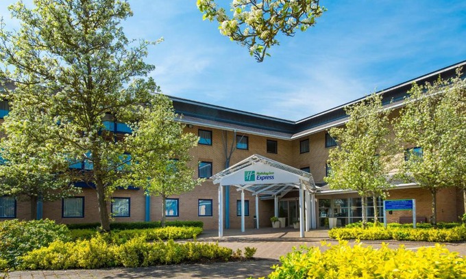 Willen Hotel | Holiday Inn Express Milton Keynes by IHG