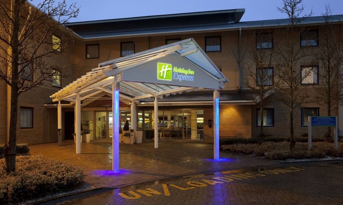 Willen Hotel | Holiday Inn Express Milton Keynes by IHG
