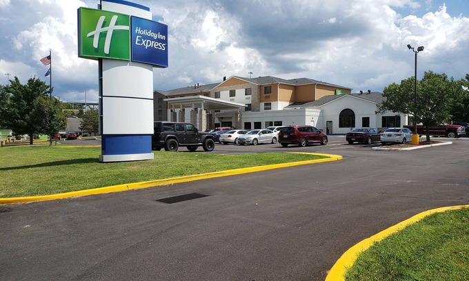 Bairdford Hotel | Holiday Inn Express Pittsburgh North by IHG