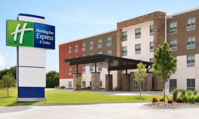 Summit Station Hotel | Holiday Inn Express & Suites Columbus - New Albany by IHG