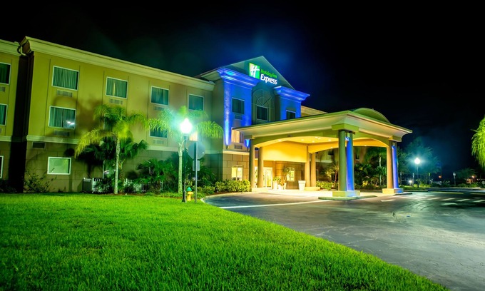Cocoa Hotel | Holiday Inn Express & Suites Cocoa by IHG