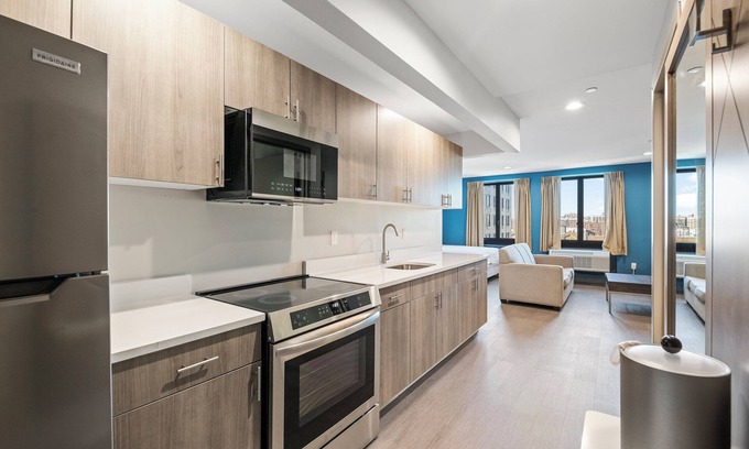 West Bronx Hotel | Holiday Inn Express & Suites Bronx - Zoo Area by IHG