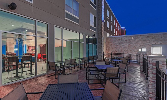 South Tulsa Hotel | Holiday Inn Express & Suites Tulsa South - Woodland Hills by IHG
