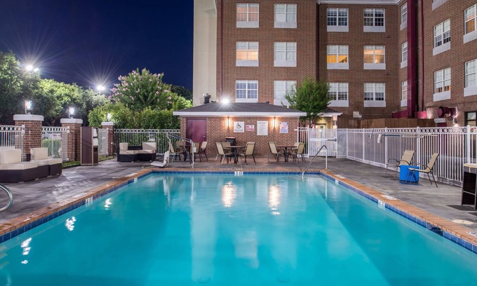 Addison Hotel | Holiday Inn & Suites Dallas-Addison by IHG