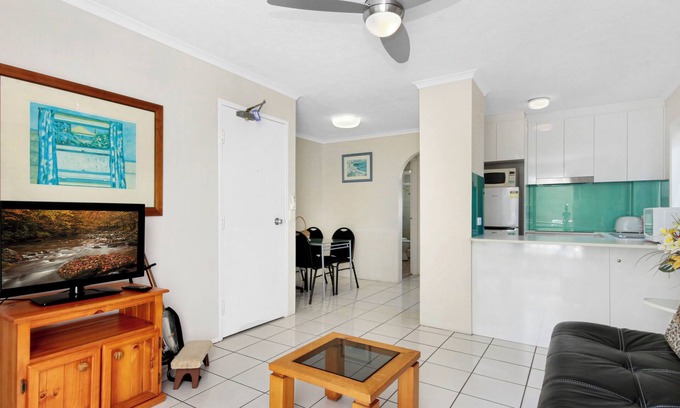Burleigh Heads Apartment | Holiday unit 5-min walk from the beach with pool