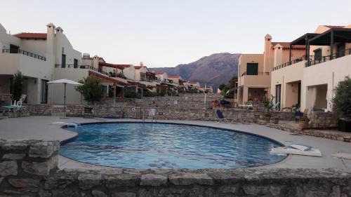 Asprouliani Villa | Holiday villa, close to the beach, with swimming pool and mountain views