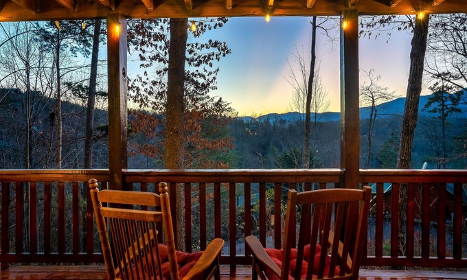 Gatlinburg - Pigeon Forge Cabin | Holidays in the Smokies: Arcade, Hot-Tub, BBQ, Theater, EZ Roads, Fall Colors