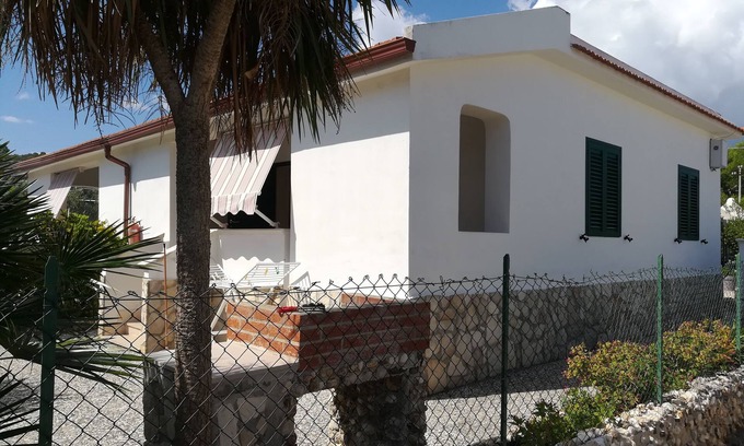 Chiesiola Villa | Holidays in the Villino n10 Giovanna DISANTI, immersed in the green aVieste in the GARGANO