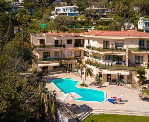 Posillipo Apartment | Holidays Naples Family - Pool in front of Capri