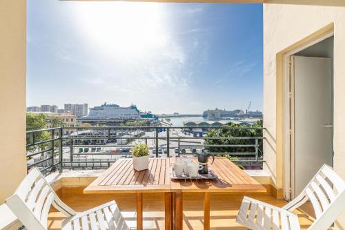 Ensanche Centro Apartment | Holidays2Malaga Terraza & junto puerto deportivo