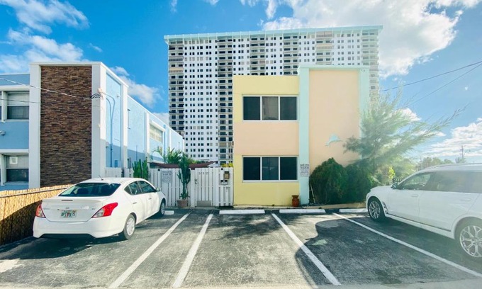 Hollywood South Central Beach Apartment | Hollywood Beachfront House