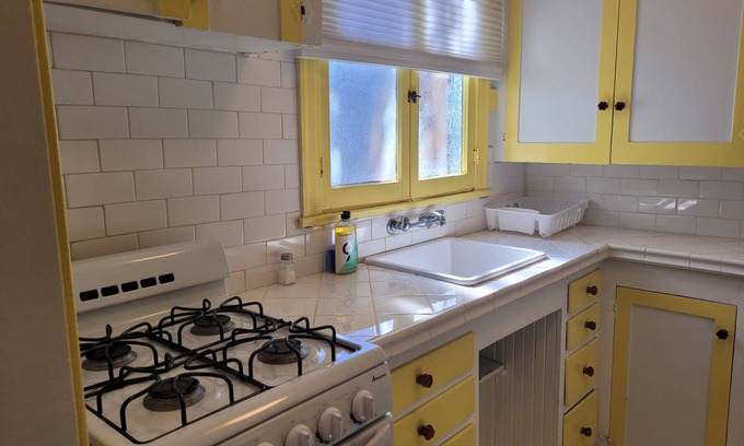 Hollywood Apartment | Hollywood Bungalow With Patio!