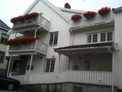Grimstad House | Holsthuset Losji