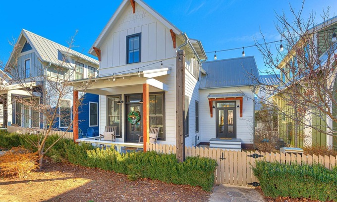 Eufaula Cottage | Home in Carlton Landing located on Twinkle Lane!