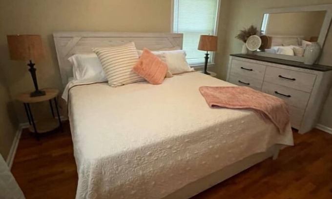 Davison House | Home in Davison 3BR 1BA + King BD + Pool Table
