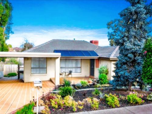Doncaster House | Home in Doncaster with Gardens, Near Shops & Transport