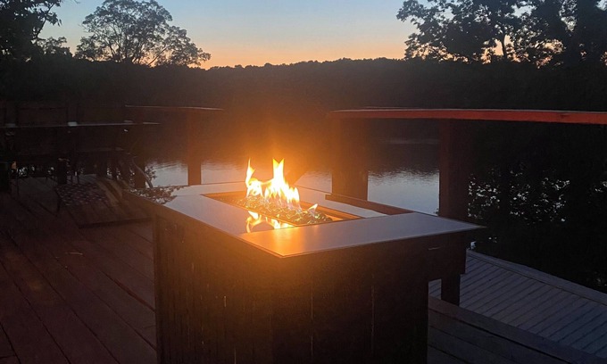 Edwards Cabin | Home in Lake of the Ozarks! Family friendly on MM74! Private Dock!