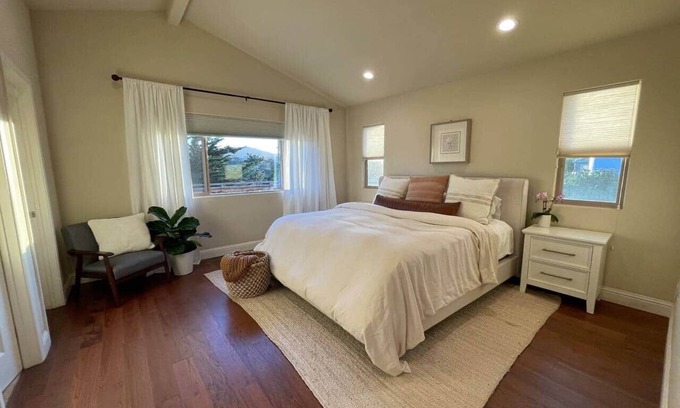 Del Rey Oaks House | Home in Monterey Bay w/2 King Beds + 1 Twin