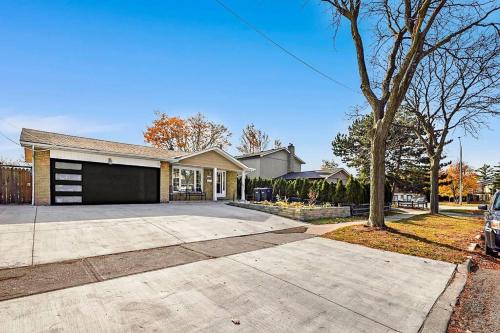 Mississauga House | Home in Serene Suburbia 905